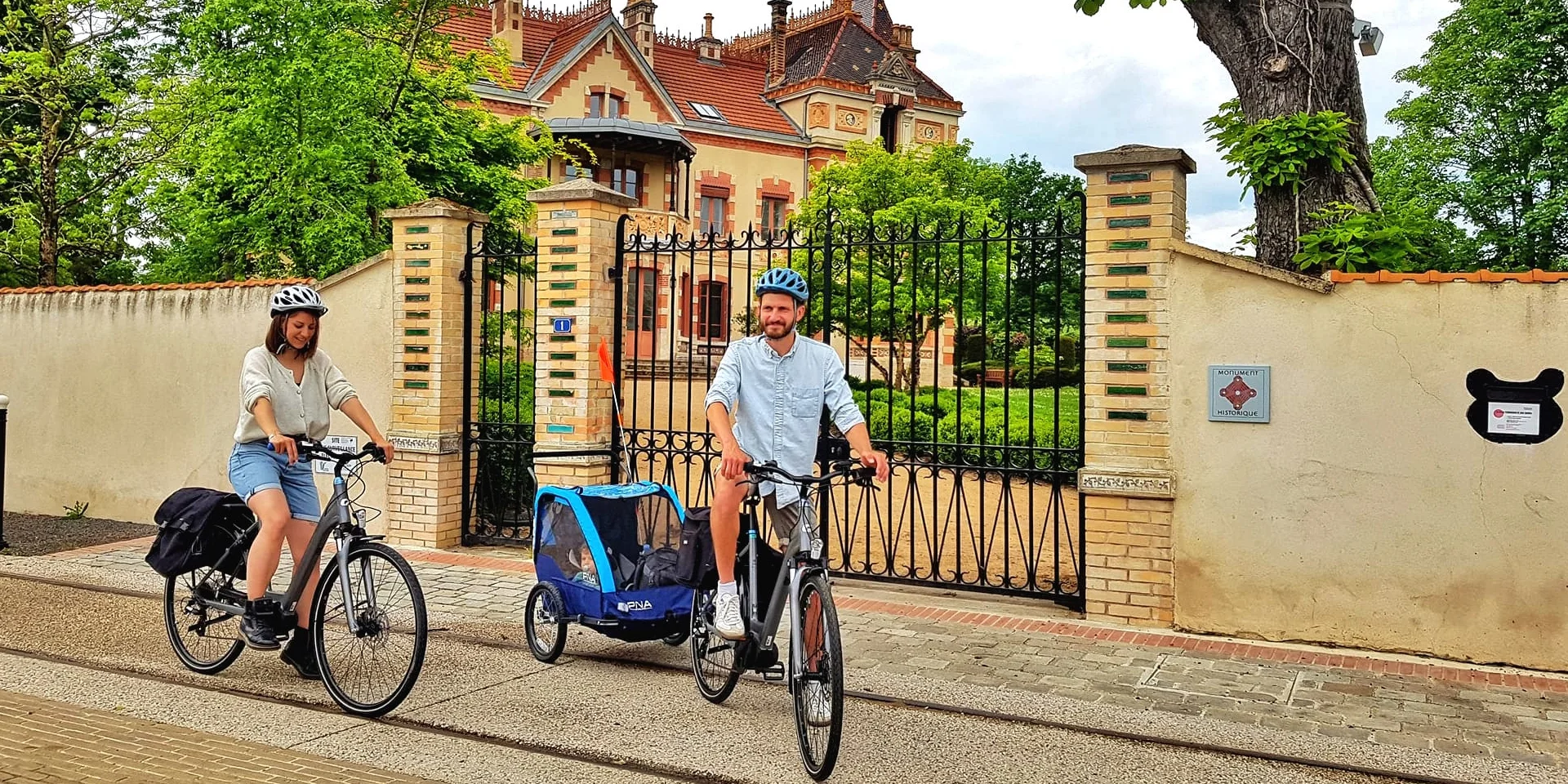 À vélo, en famille, devant la Villa Perrusson