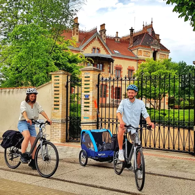 À vélo, en famille, devant la Villa Perrusson