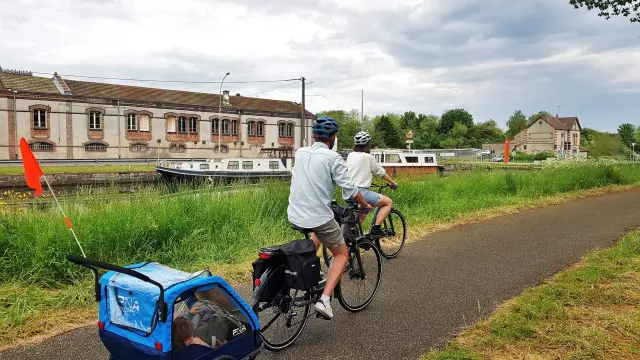 Family fun along the Canal du Centre, Ecuisses