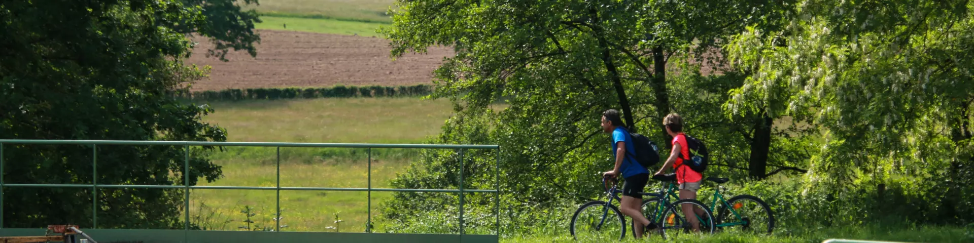 Cyclotouristes au bord du canal du Centre.
