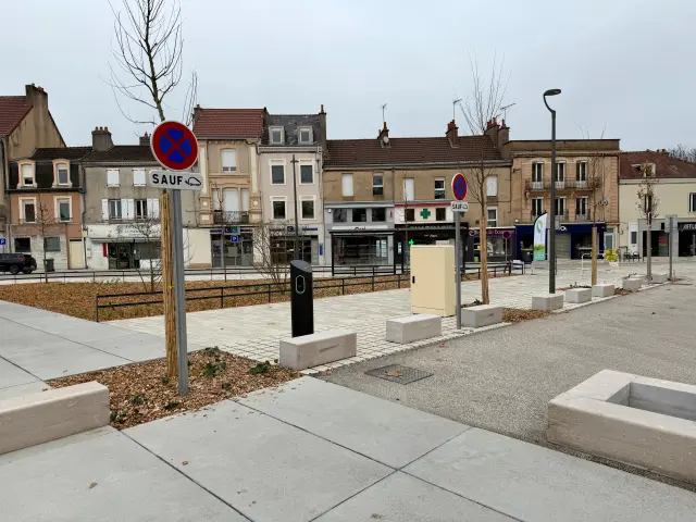 Borne-de-recharge-VE-Le-Creusot-place-Schneider-Creusot-Montceau-Tourisme-1.jpg